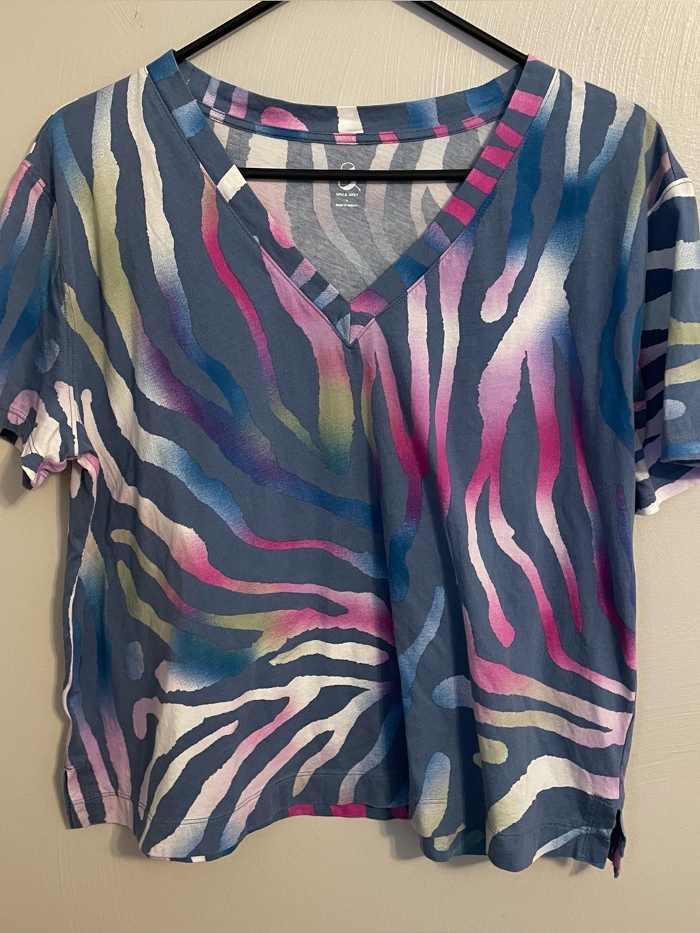 Lou & Grey colorful VNeck tee shirt size large 100% cotton